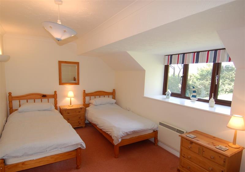 Twin bedroom at Pine Cottage, Maenporth, Cornwall