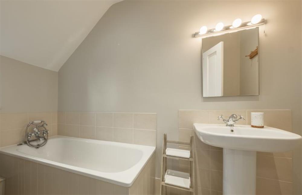 First floor: En-suite bathroom for bedroom two at Pine Cottage, Thornham near Hunstanton