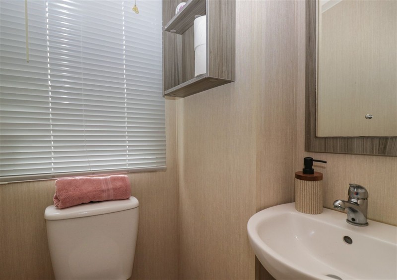 The bathroom (photo 2) at Pinewood, Kidlington