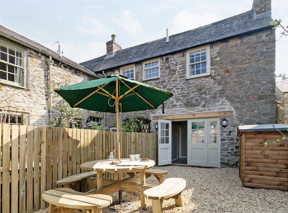 Inviting enclosed courtyard at Pinfold Cottage in Richmond, North Yorkshire