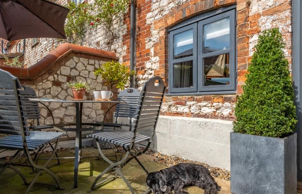 Piper Cottage: The courtyard garden with seating for four at Piper Cottage, Holme-next-the-Sea near Hunstanton