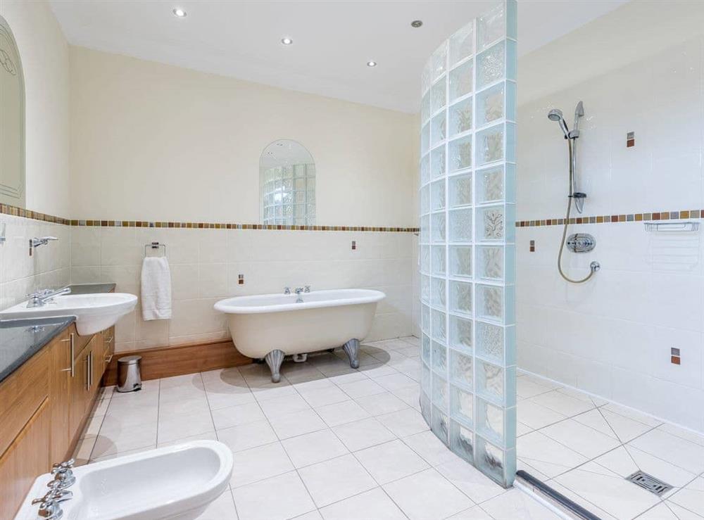 Good-sized bathroom with bath and shower enclosure at Piperdam House in Piperdam, near Dundee, Angus
