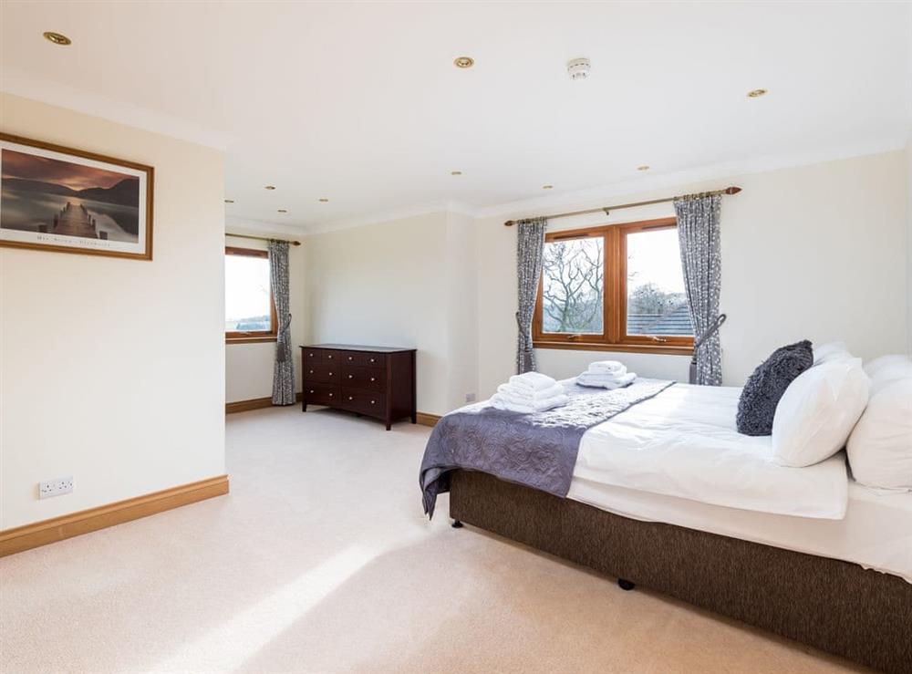 Light and airy double bedroom at Piperdam House in Piperdam, near Dundee, Angus