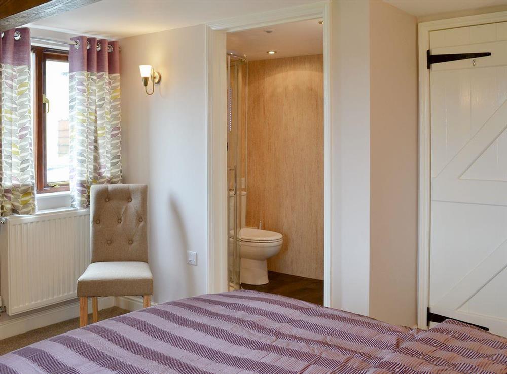 Wonderful double bedroom with en-suite at Pippins in Penybont, Powys