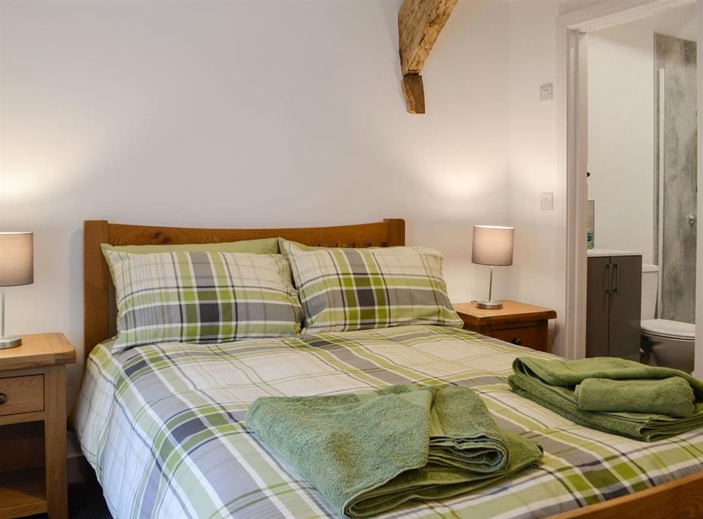 Charming double bedroom with en-suite at Pistyll Gwyn in Llanwrthwl, near Rhayader, Powys