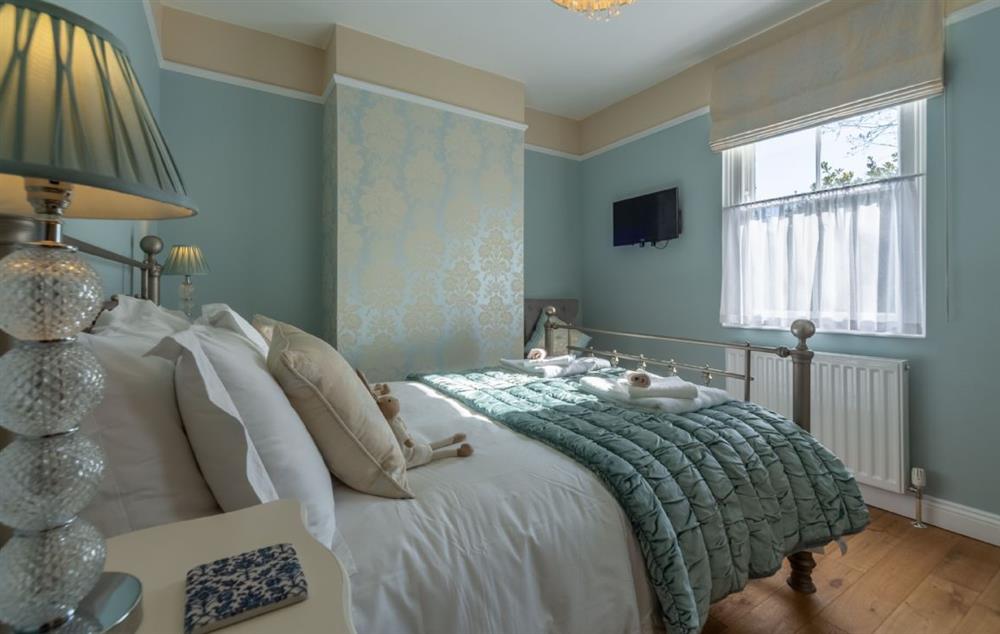 Beautifully furnished double room with 4’6 bed and views from the window at Place View, Fowey