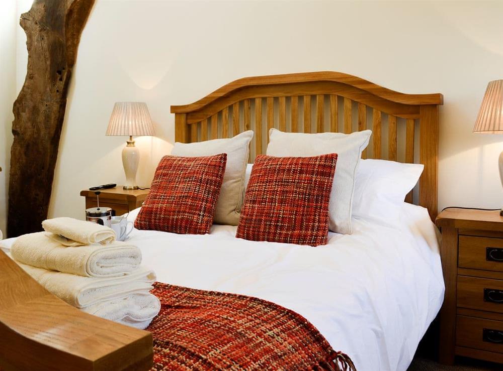 Double bedroom with kingsize bed at Cruck Barn, 