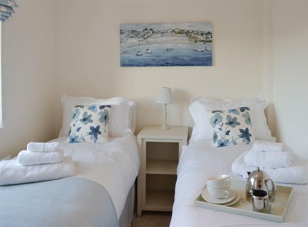 Peaceful twin bedroom at Plas Lodge in Rhosneigr, near Holyhead, Gwynedd