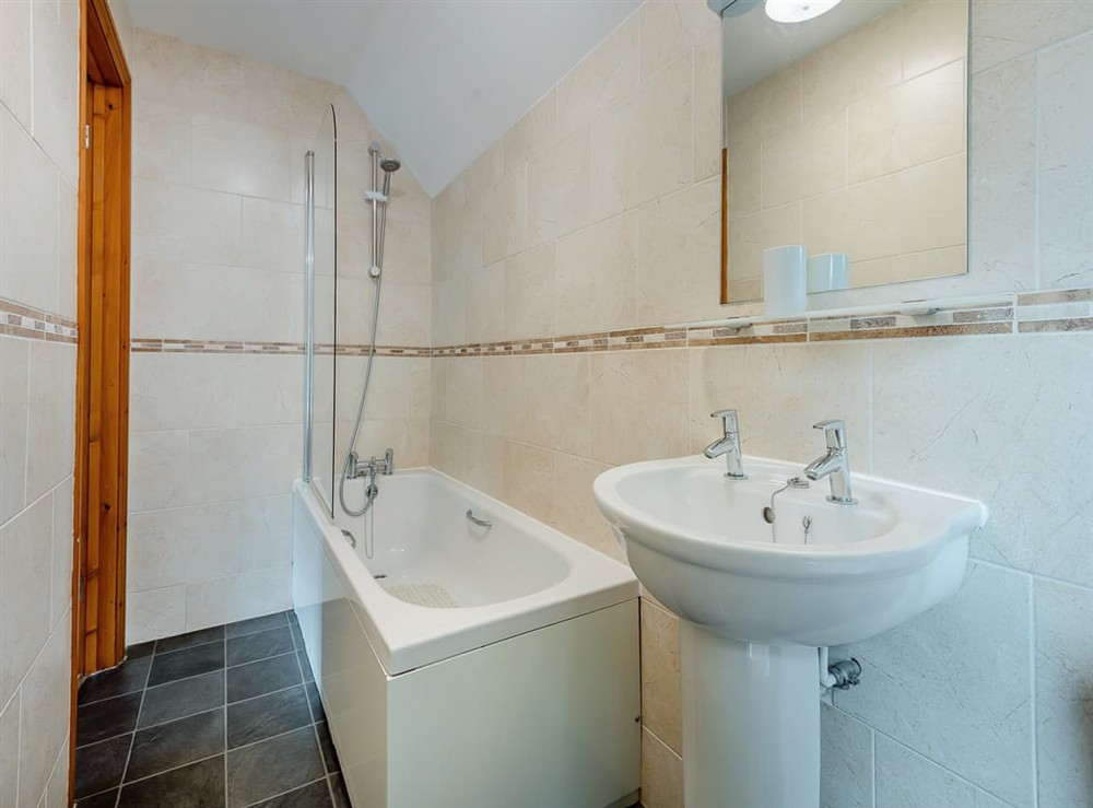 En-suite (photo 2) at Plumtree in Blandford Forum, Dorset