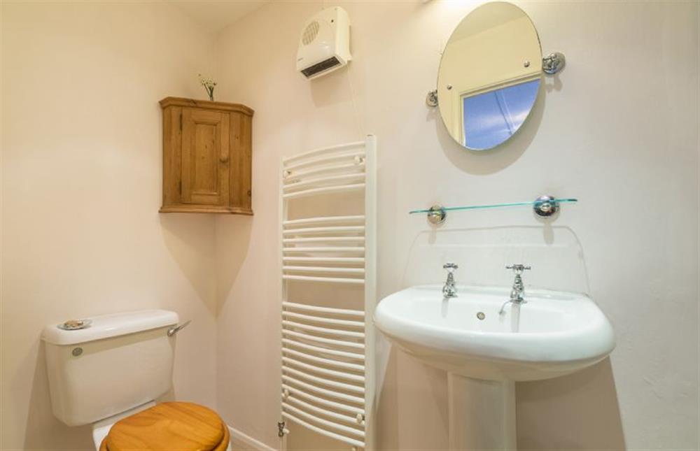 First floor: En-suite shower room (photo 2) at Plunketts Cottage, Brancaster near Kings Lynn