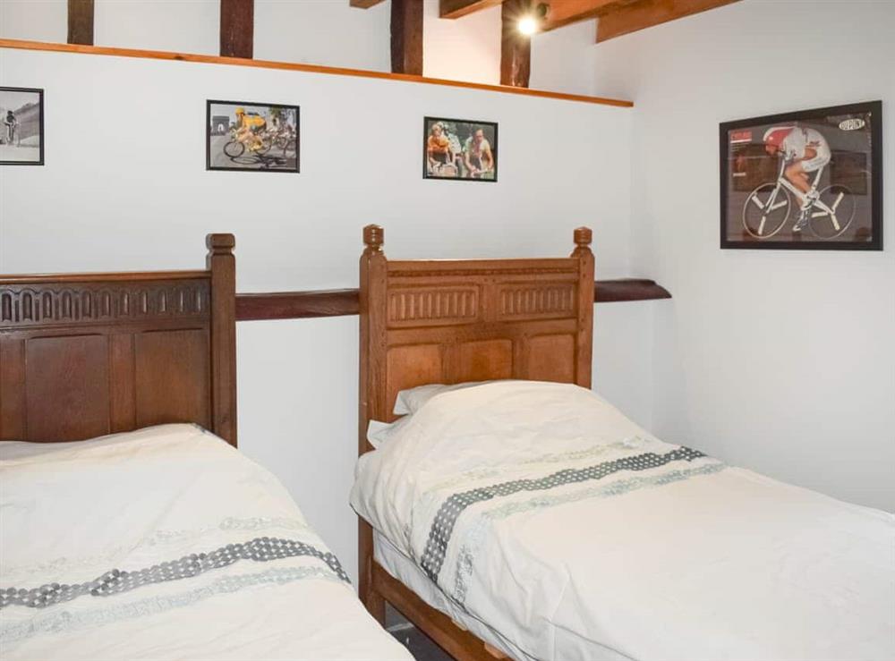 Twin bedroom at Polecat Barn in Plumpton Green, East Sussex