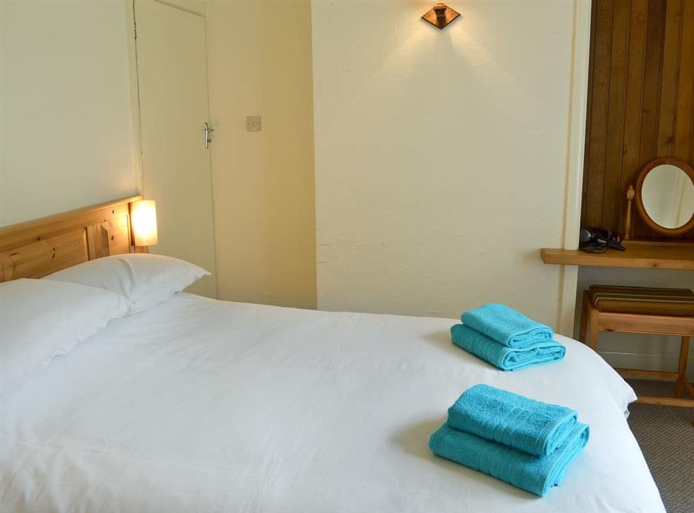 Charming double bedroom with en-suite at Lowenna, 
