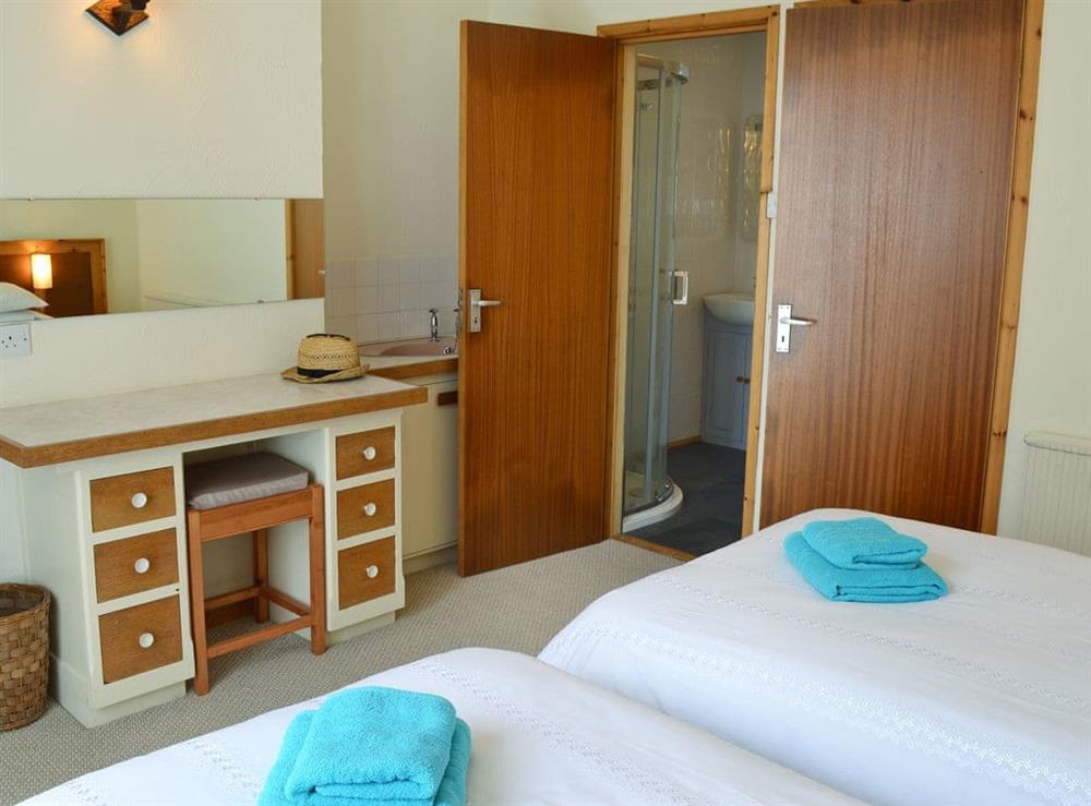 Cosy twin bedroom with en-suite (photo 2) at Sowenna, 