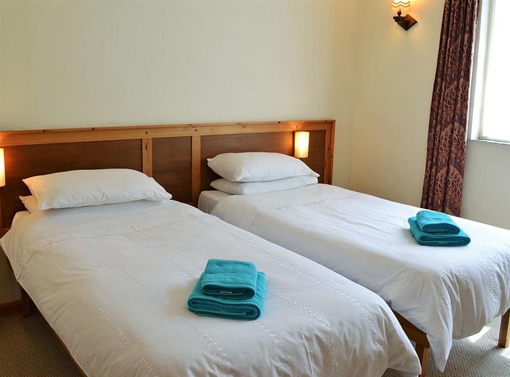 Cosy twin bedroom with en-suite at Sowenna, 