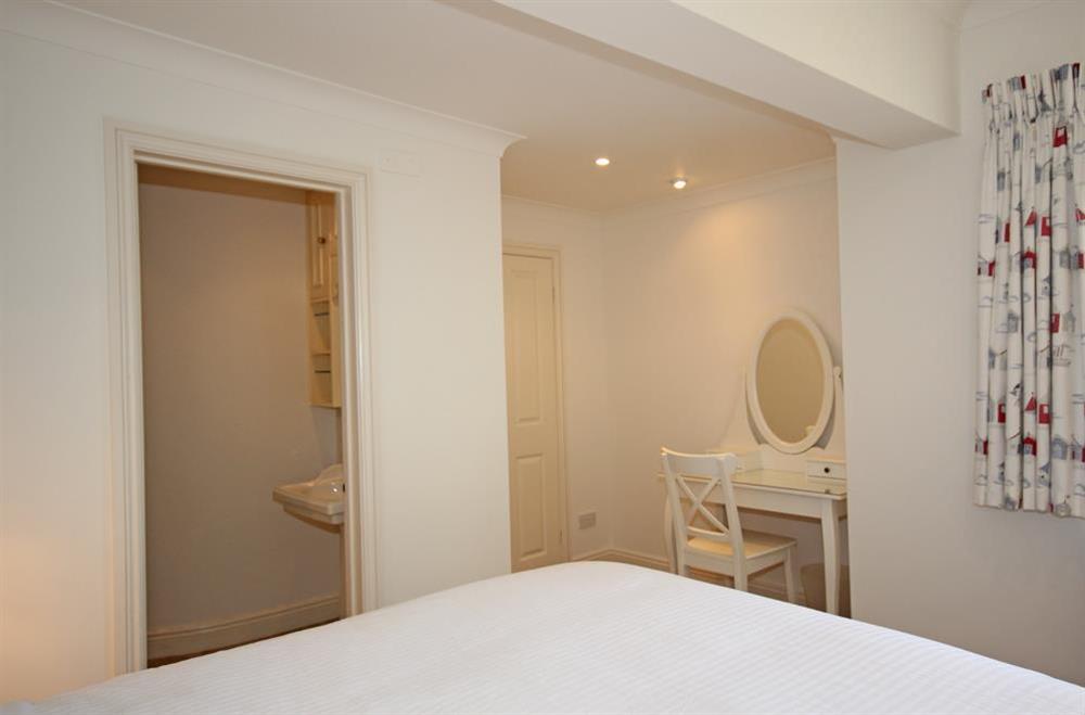 En suite double bedroom with King-size bed (photo 2) at Poll Cottage in , Salcombe