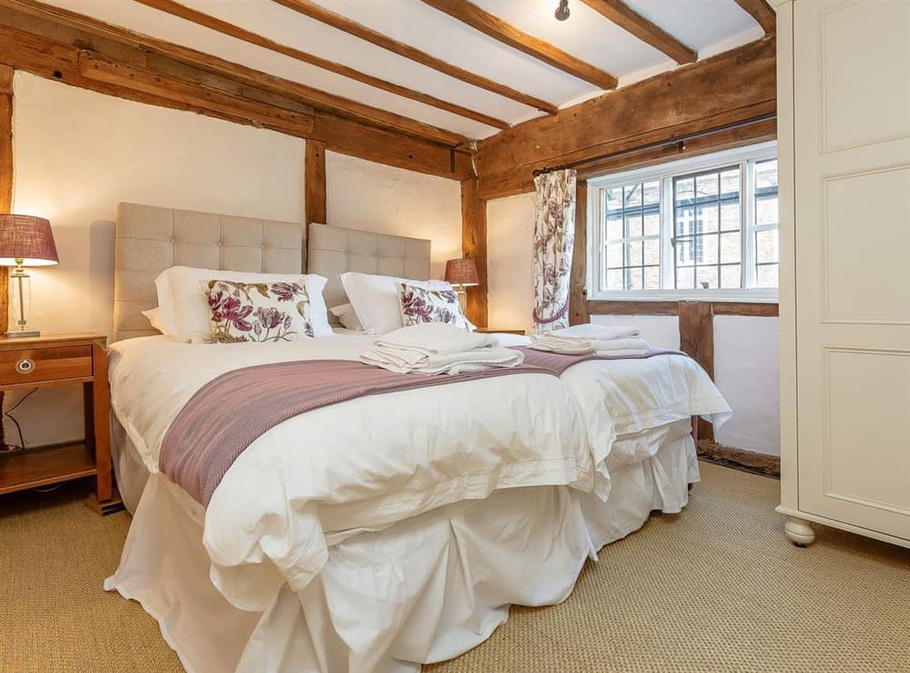 Twin bedroom at Pollard Cottage in Lingfield, Surrey