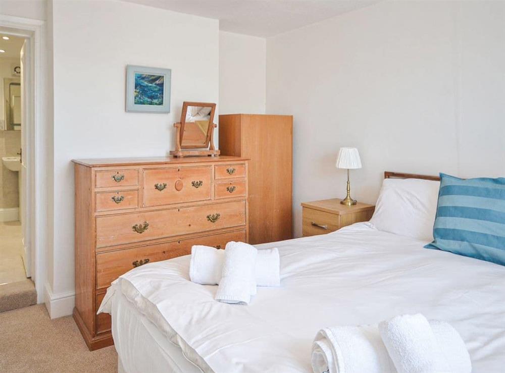 Ground floor master bedroom with en-suite at Polvarth Cottage in St Mawes, Cornwall