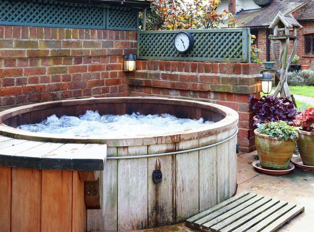Hot tub at Pond Cottage in Alton, Hampshire