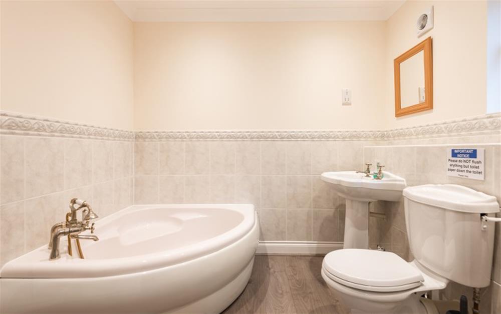 En suite bathroom to the master at Pond House in Bigbury-On-Sea