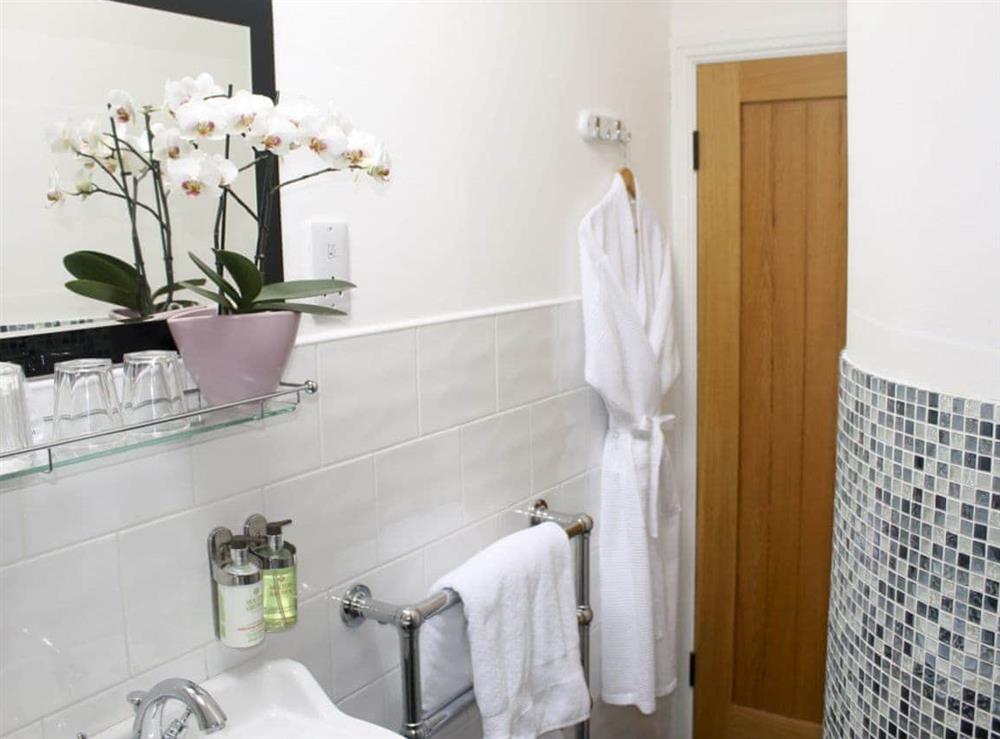 Bathroom with underfloor heating and heated towel rail at Pond View Cottage in Brantingham, near Brough, North Humberside