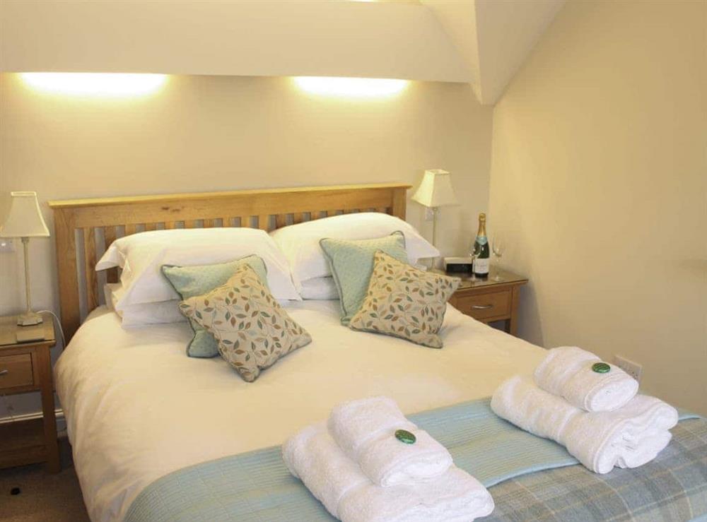 Bedroom with comfortable king-sized bed at Pond View Cottage in Brantingham, near Brough, North Humberside