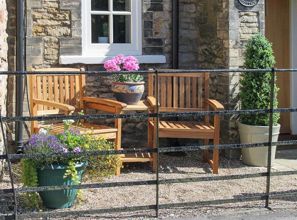 Sitting-out-area at Pond View Cottage in Brantingham, near Brough, North Humberside