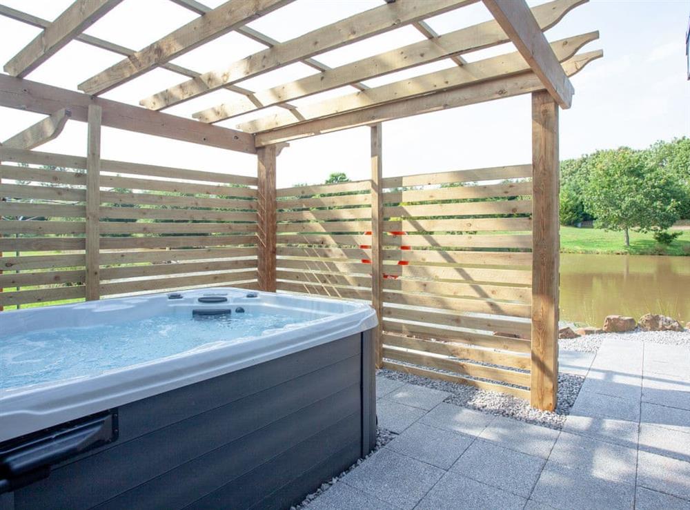 Hot tub at Kingfisher Lodge, 