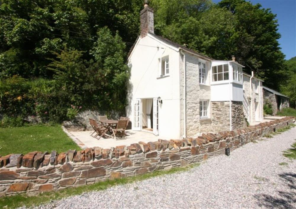 Exterior of property and garden at Pont Quay Cottage in Fowey