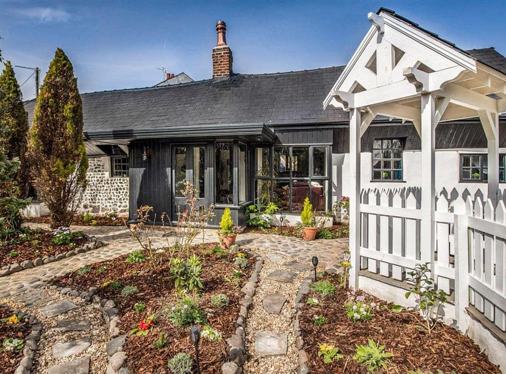 Poolfoot Cottage in ThorntonCleveleys, Lancashire sleeps 7