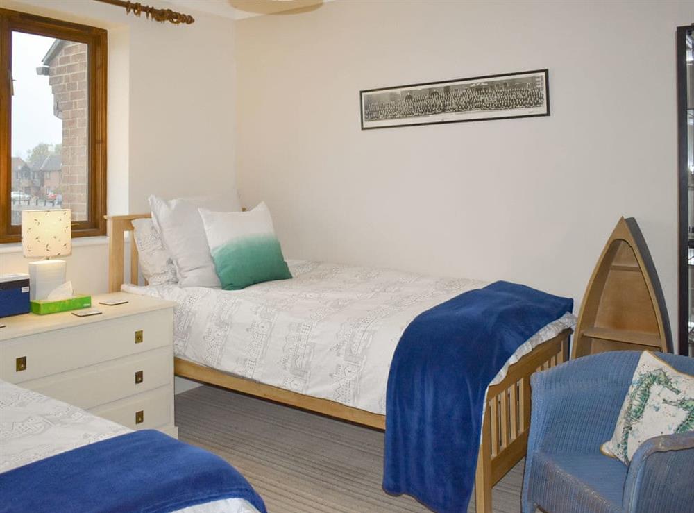 Comfortable twin bedroom at Popas House in Tewkesbury, Gloucestershire