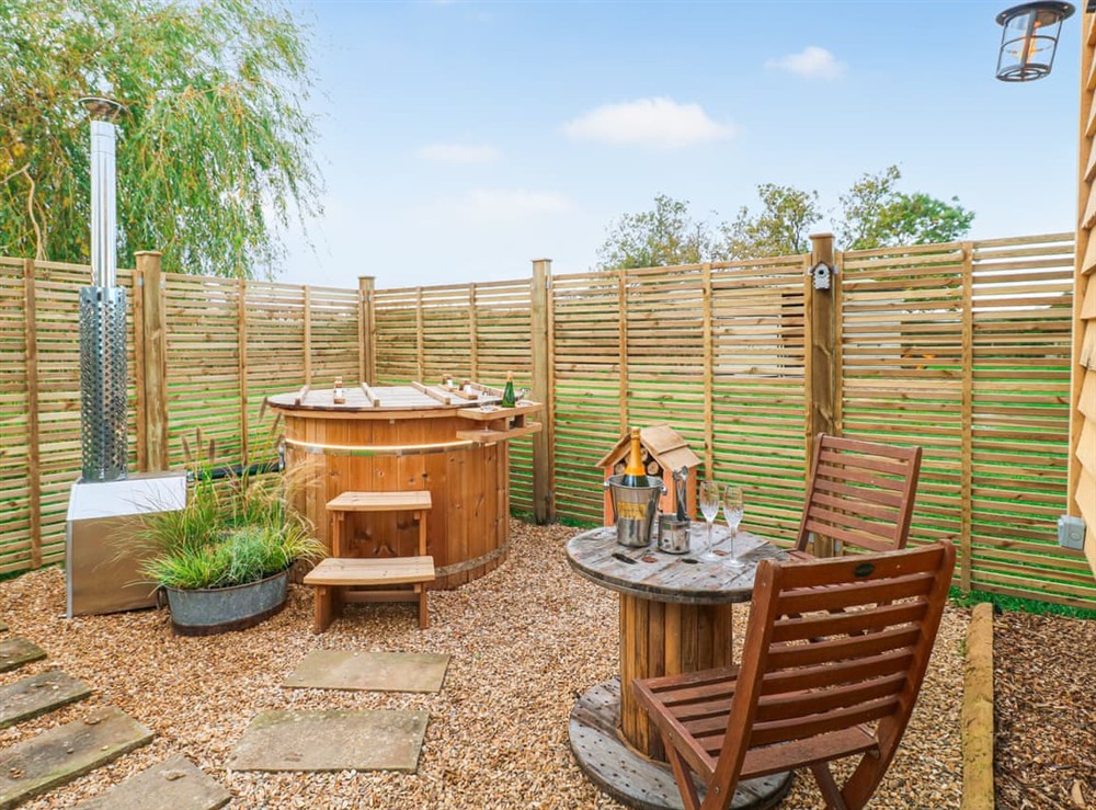 Hot tub at Poppies Shepherd Hut in Nottingham, Leicestershire