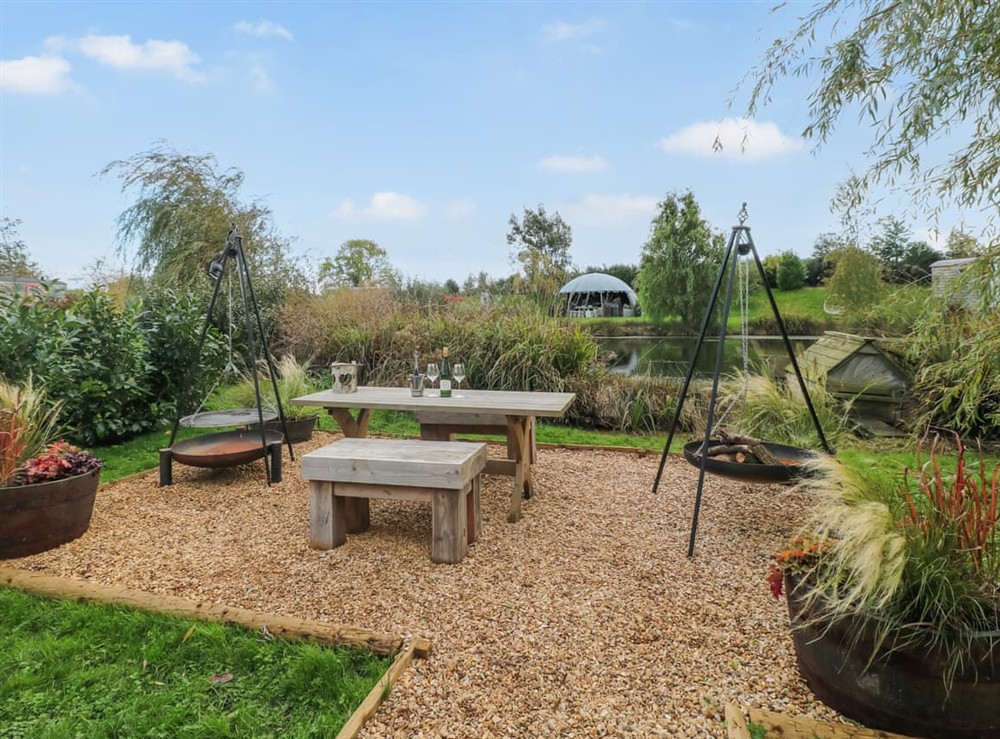 Sitting-out-area at Poppies Shepherd Hut in Nottingham, Leicestershire