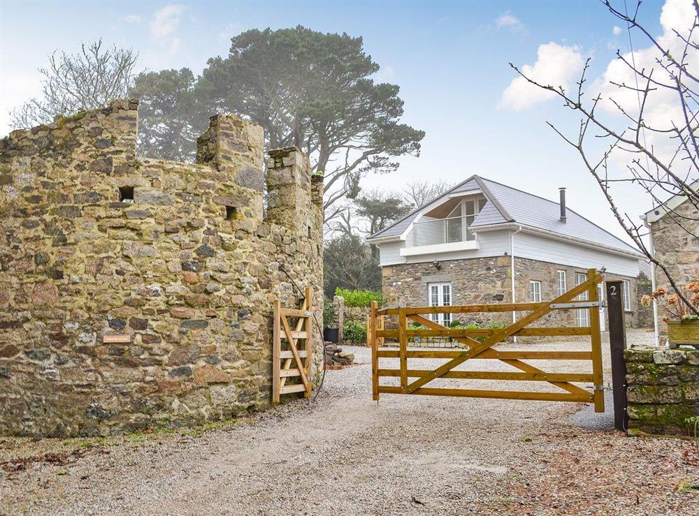 Detached property with gated entrance at Poppyfields Stable in Scorrier, near St Day, Cornwall