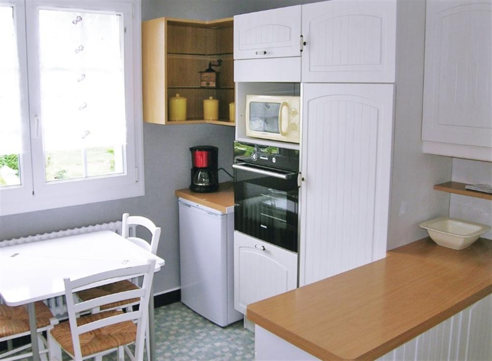 Kitchen/diner (photo 2) at Pors-Guen in Gouesnac’h, Finistère, France
