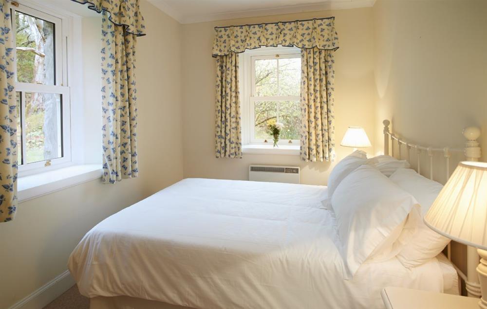 Bedroom with 4’6 double bedroom and en-suite bathroom with bath and shower at Port na Mine, Inverawe