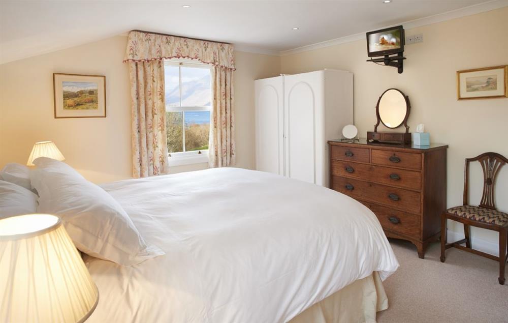 Bedroom with 6’ super king bed and en-suite bathroom with bath and hand held shower attachment at Port na Mine, Inverawe