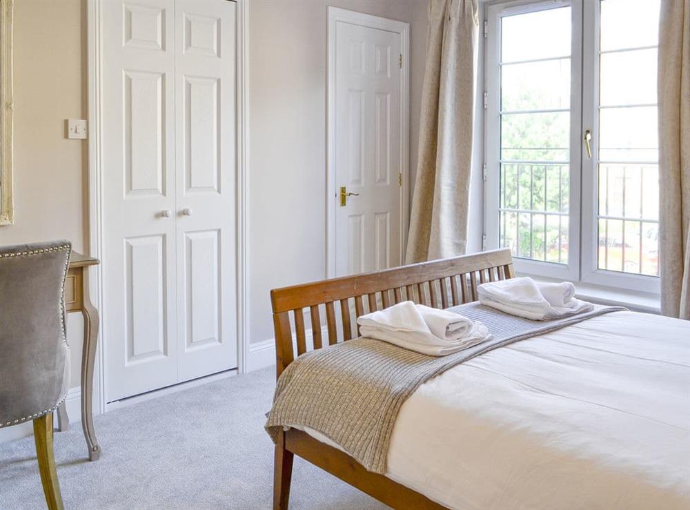 Relaxing en-suite master bedroom at Powderhall Brae in Edinburgh, Midlothian