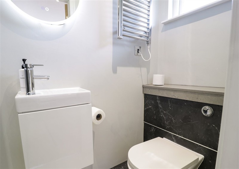 The bathroom at Premier Lodge 78, Dyserth