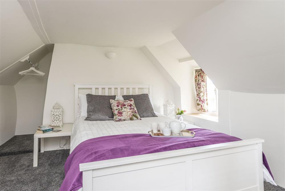 King-size bedroom with hanging clothes rail at Primrose Cottage, Dorchester