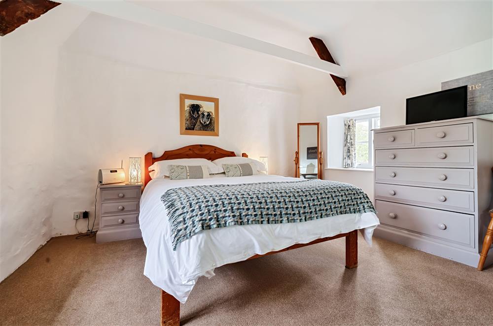 Spacious bedroom one with dual aspect windows at Primrose Cottage, Drewsteignton