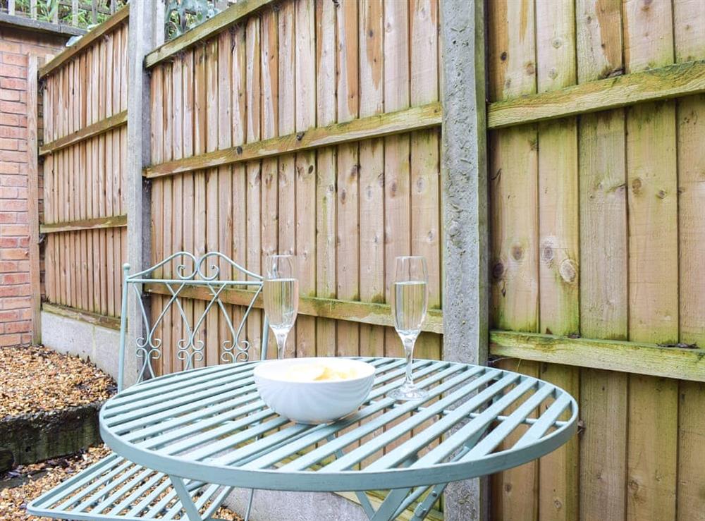 Sitting-out-area at Primrose Cottage in Ironbridge, Shropshire