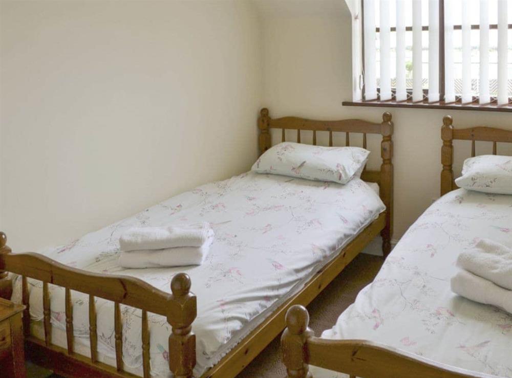 Light and airy twin bedroom at Primrose Cottage in Sea Palling, Norfolk