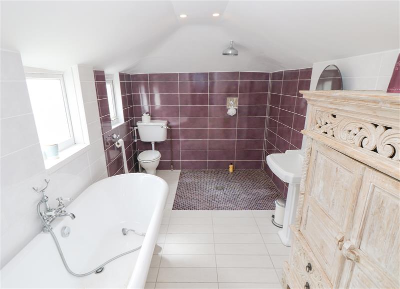 The bathroom (photo 2) at Primrose Cottage, St Helens