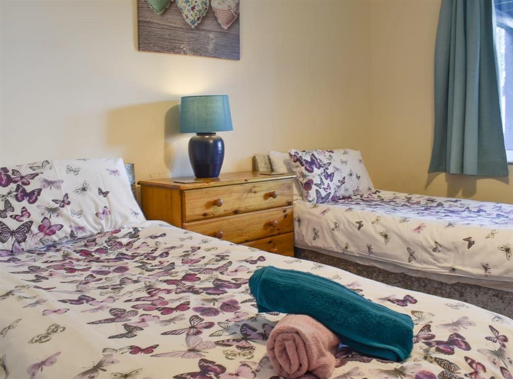 Twin bedroom at Primrose Lodge in Callington, Cornwall