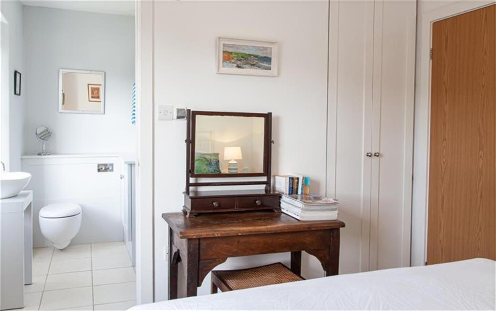 Kingsize bedroom with ensuite at Puckey Hill in Portloe