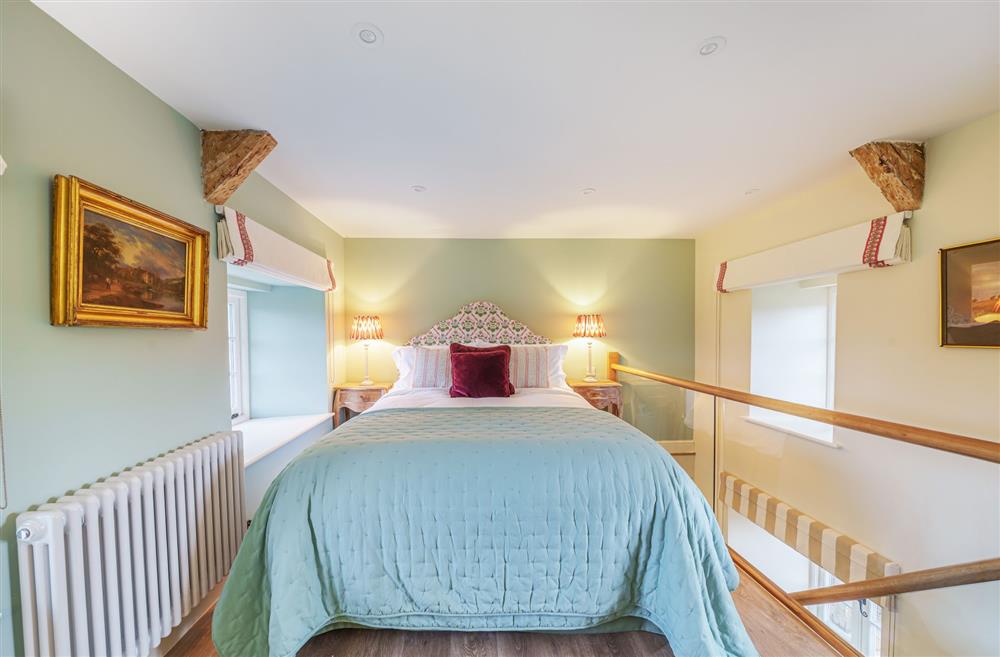 The king-size bed with luxury bedlinens at Puddle Cottage, Dorchester
