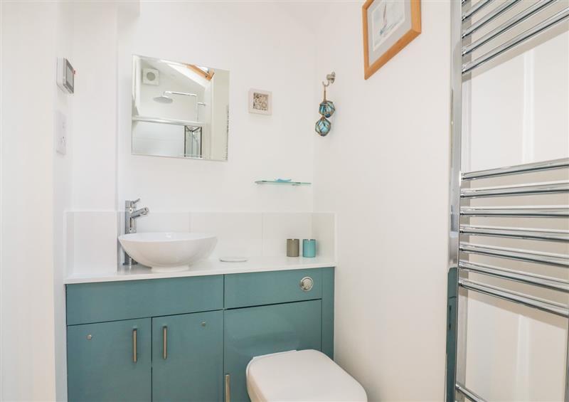 Bathroom at Puffin Cottage, St Mawes