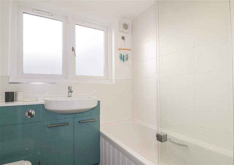 The bathroom at Puffin Cottage, St Mawes