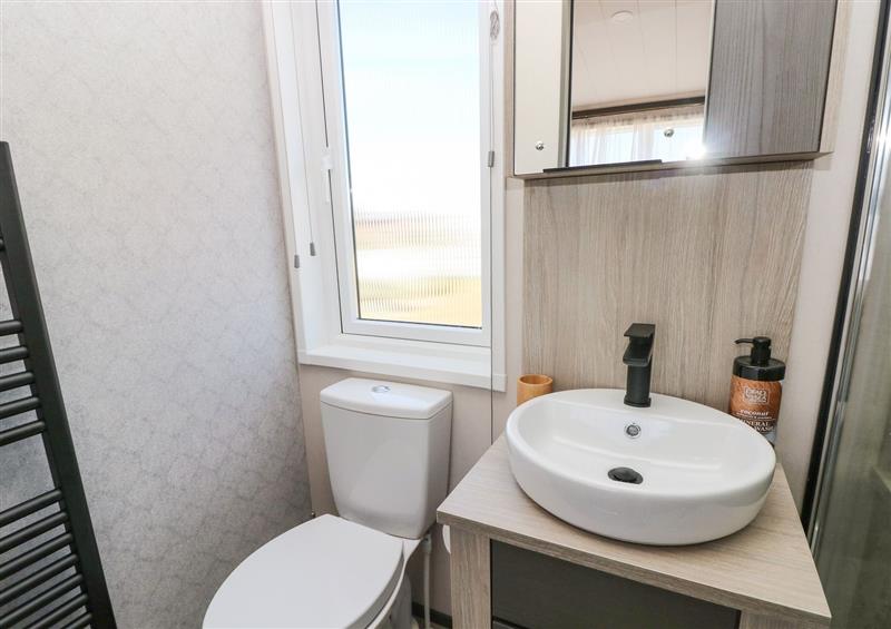 Bathroom at Puffin Lodge, Hasguard Cross near Broad Haven