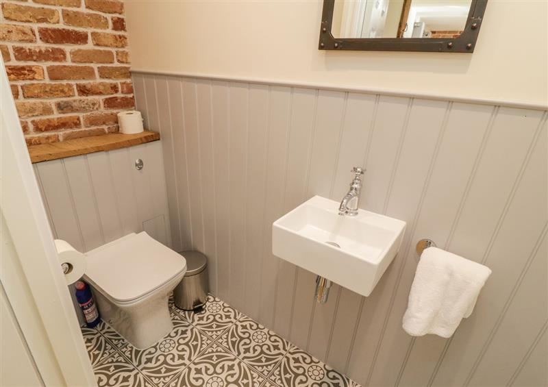 The bathroom at Pumphouse Cottage, Uffculme